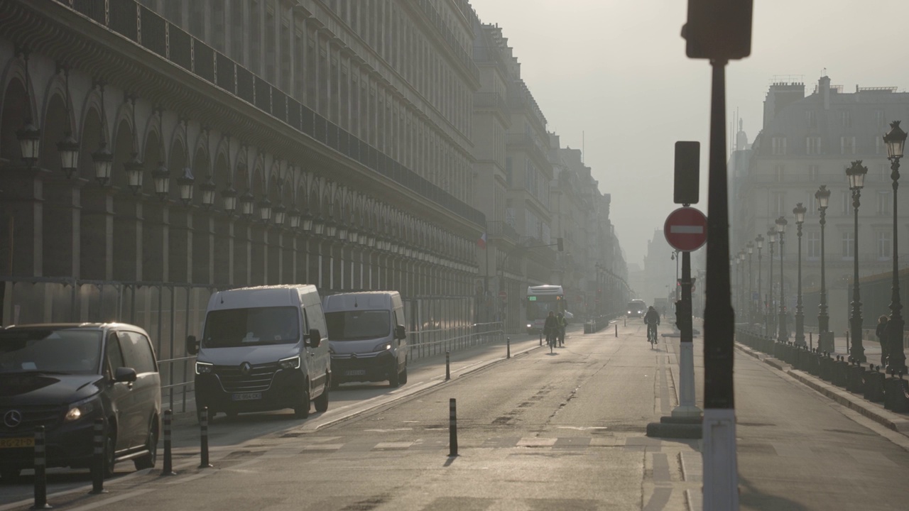 巴黎，法国——人们通勤，汽车，自行车在Rue De Rivoli街早晨温暖的日出视频素材