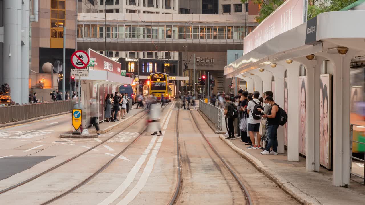 4K延时拍摄:香港中环过路的拥挤车辆或公共交通工具及行人。视频素材