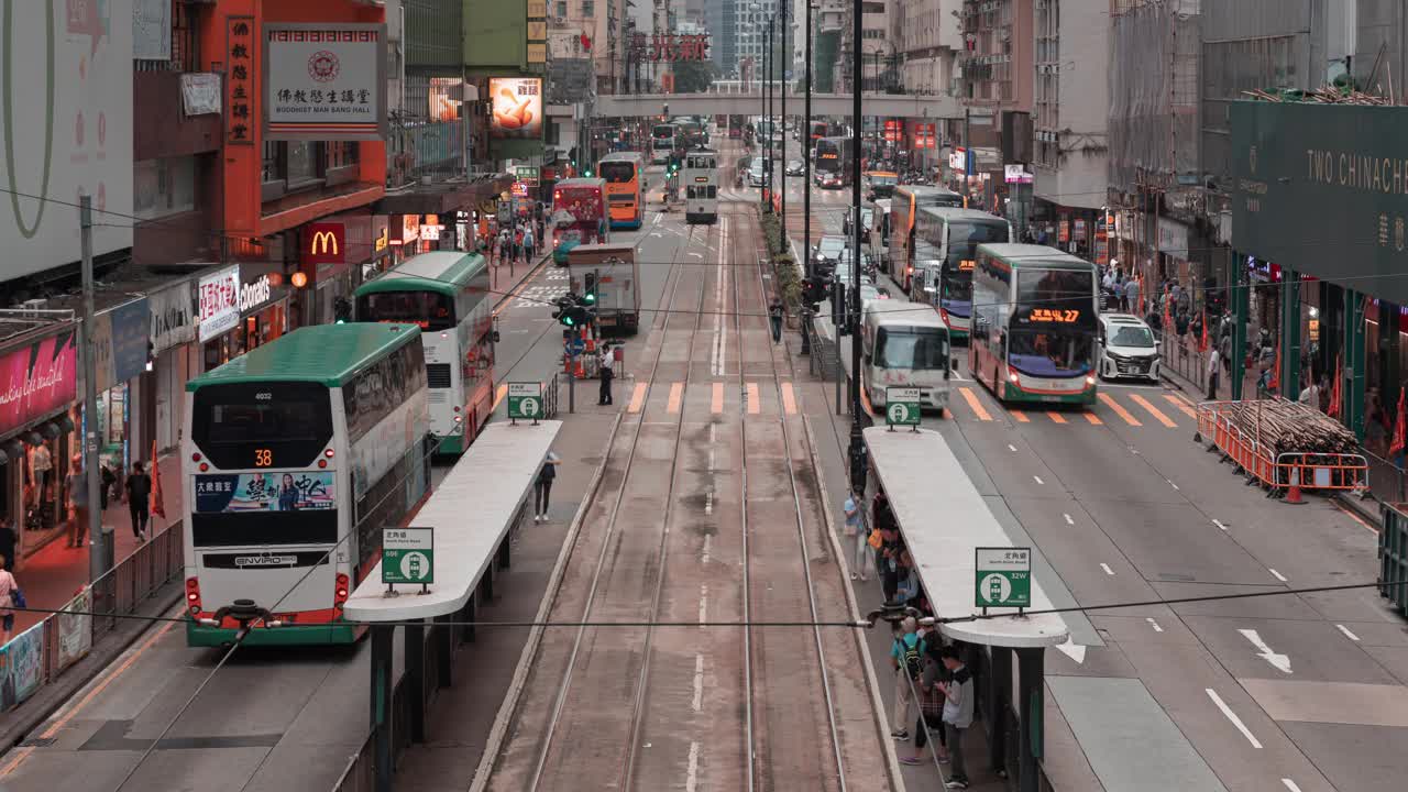 4K延时拍摄:黄昏时分，香港中环道路上拥挤的车辆或公共交通工具和行人。视频素材