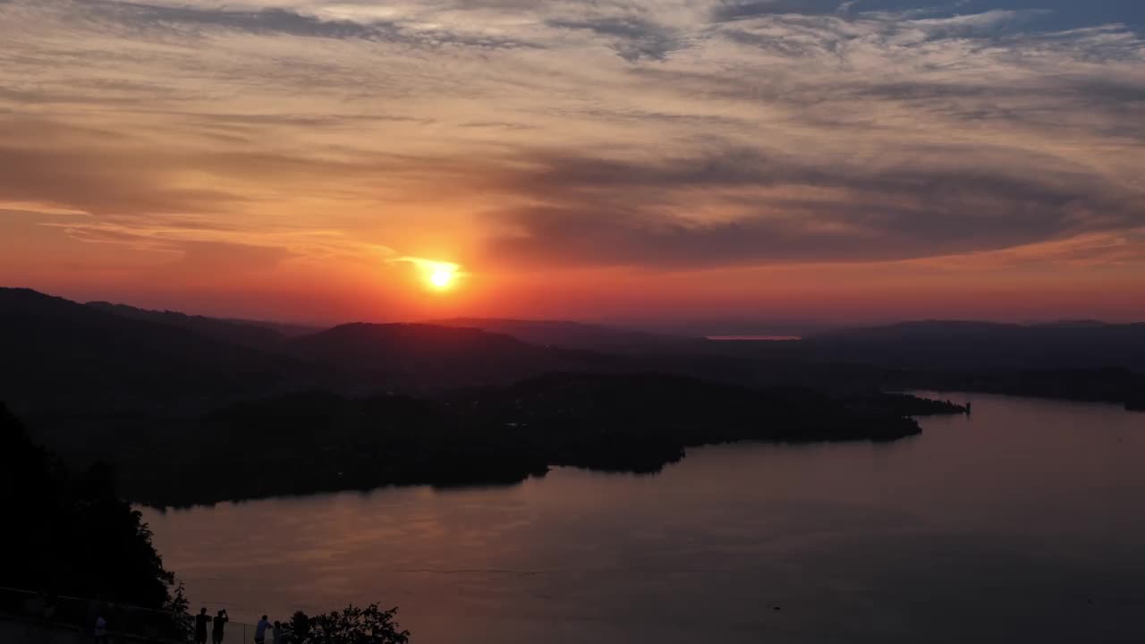 在卢塞恩湖和城市的日落山和湖的鸟瞰图视频素材