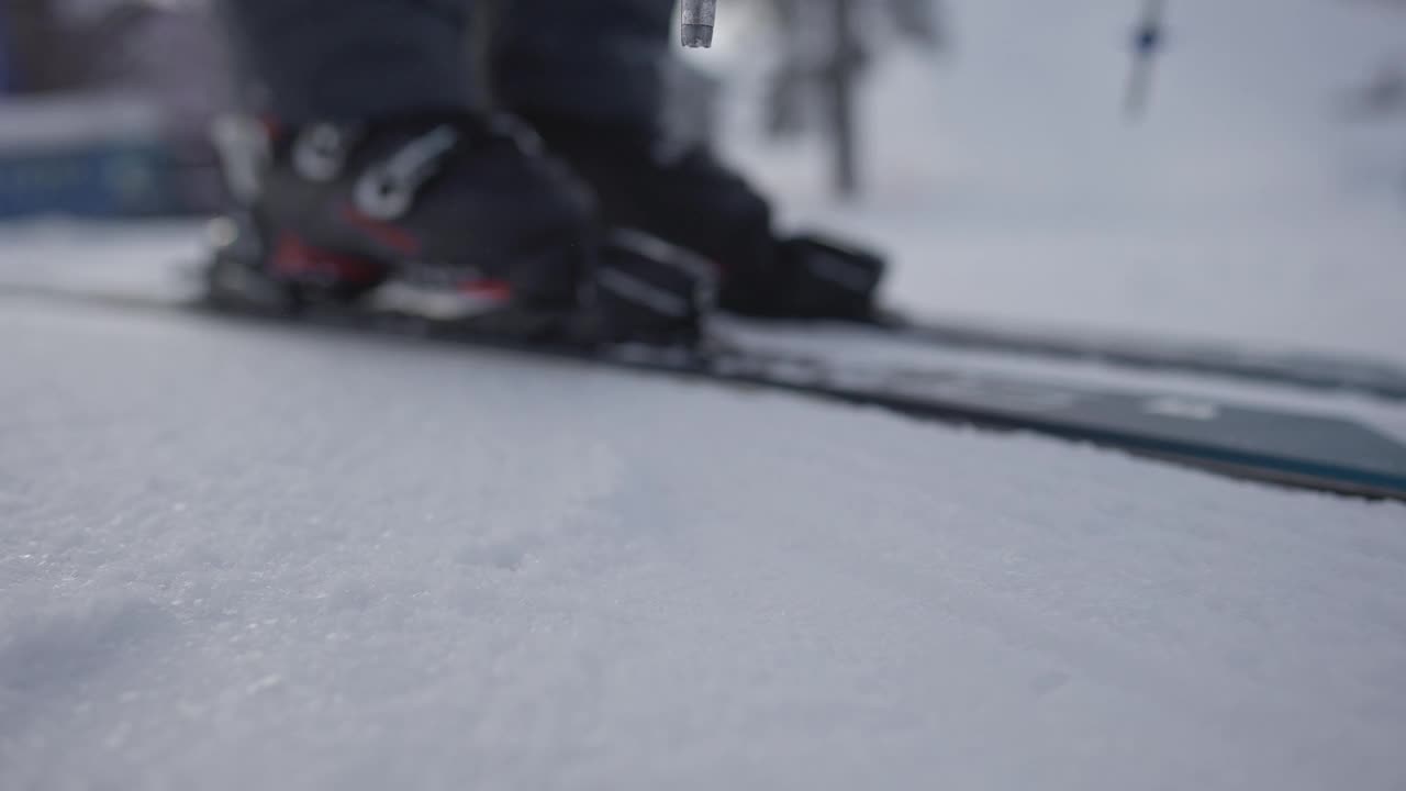 滑雪者进入雪中，在滑雪板上开始平稳的向前运动视频下载