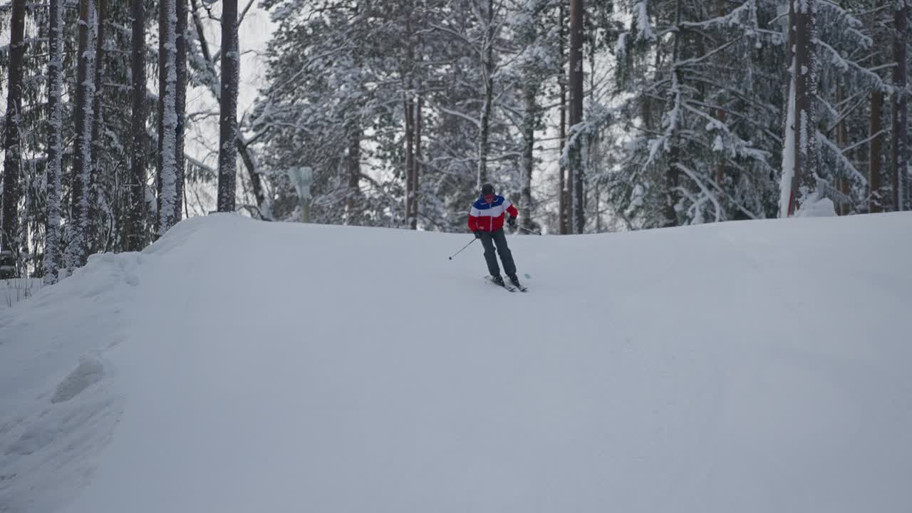 运动员下坡时在滑雪板上的动作视频素材