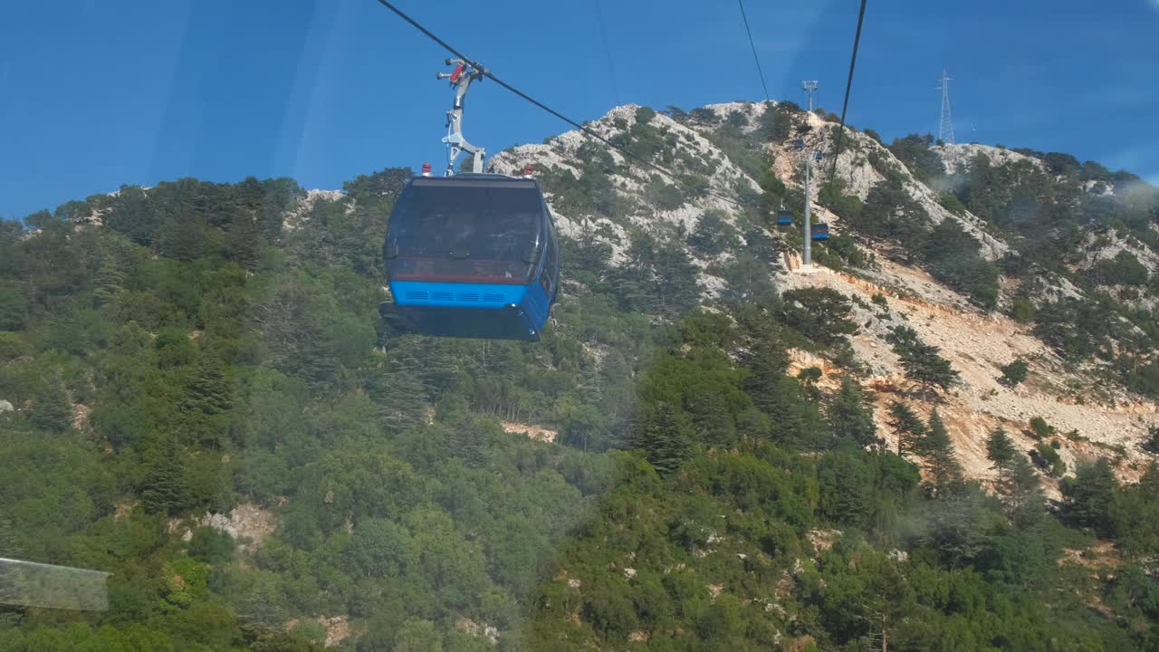 沿着索道在青山上旅行视频素材