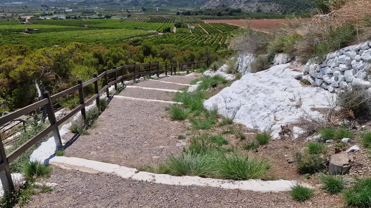 西班牙卡斯特隆省的山景和田野视频素材