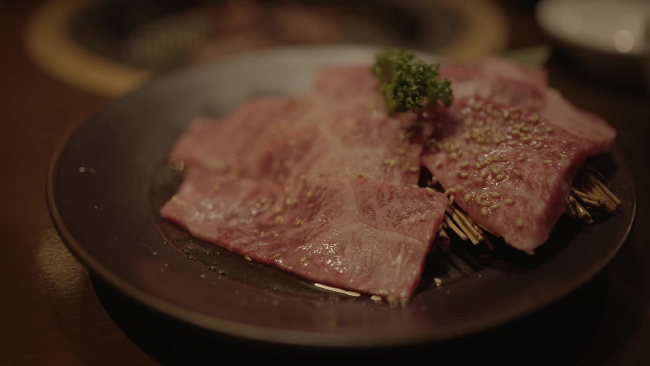 日本料理中的牛肉片。日式烤牛肉。视频素材