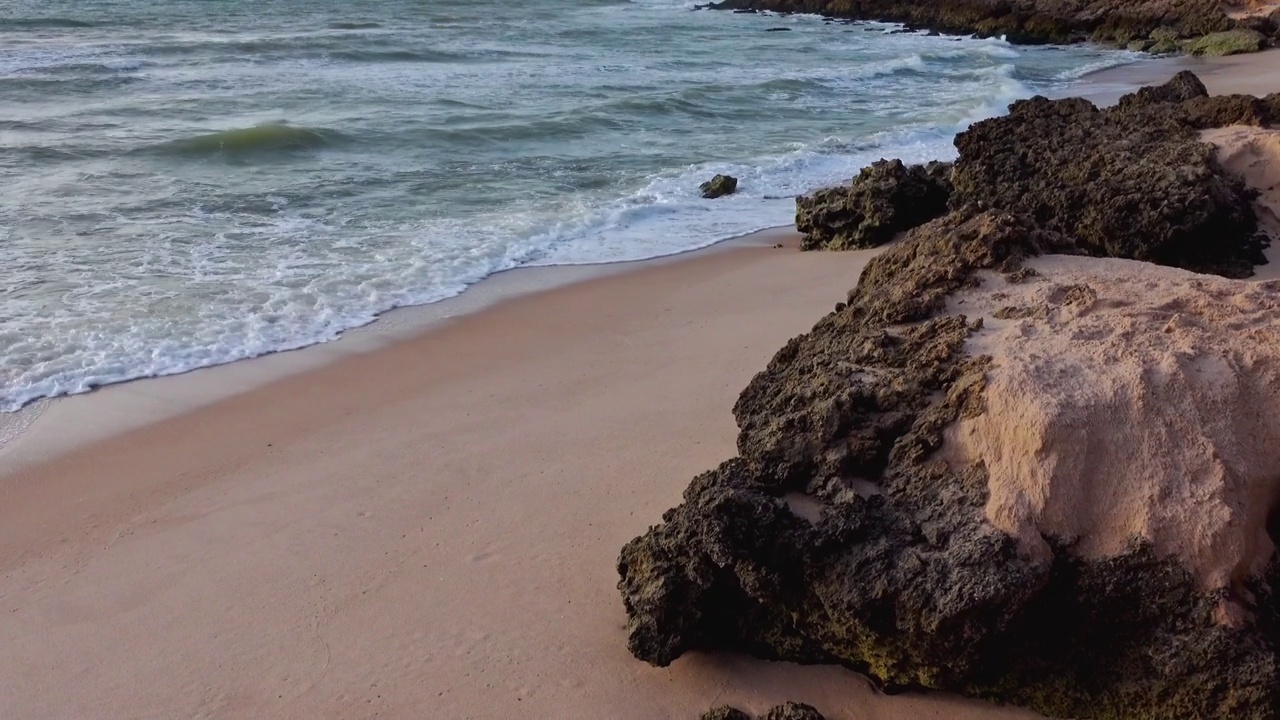 海滩上的波浪视频素材