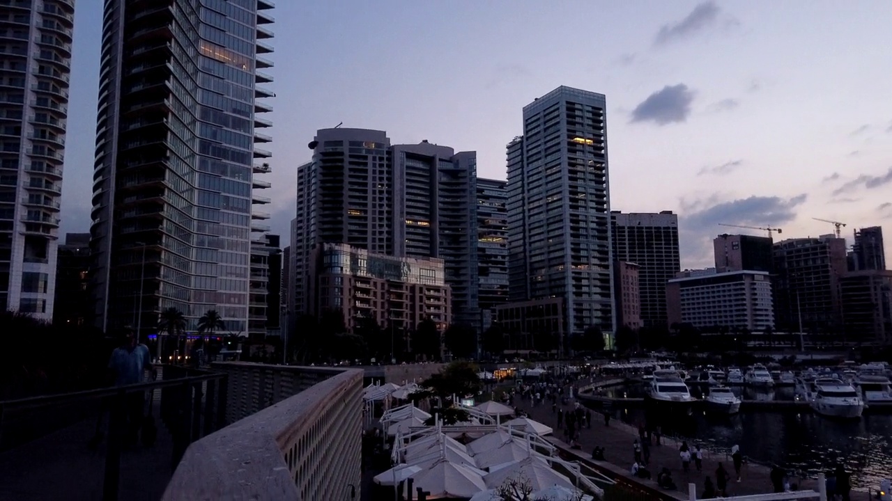 建筑在贝鲁特市中心，黎巴嫩- Zaitunay湾景点目的地提供了一个海滨长廊与多个餐厅的码头视频下载