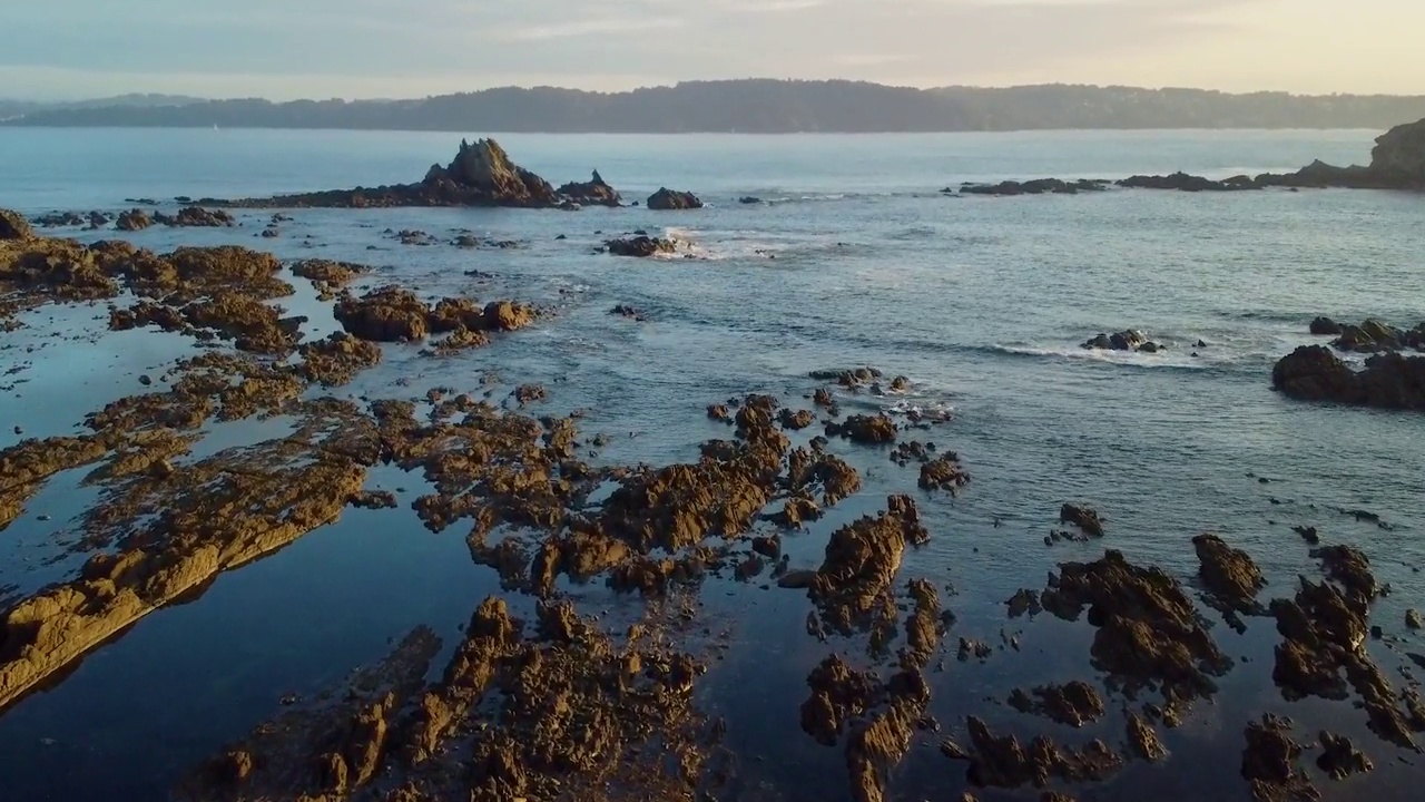 崎岖的海岸地形与海浪溅在岩石海岸视频素材