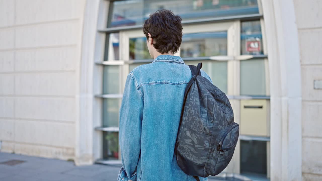 年轻的西班牙裔学生微笑自信地站在大学双臂交叉的姿势视频素材