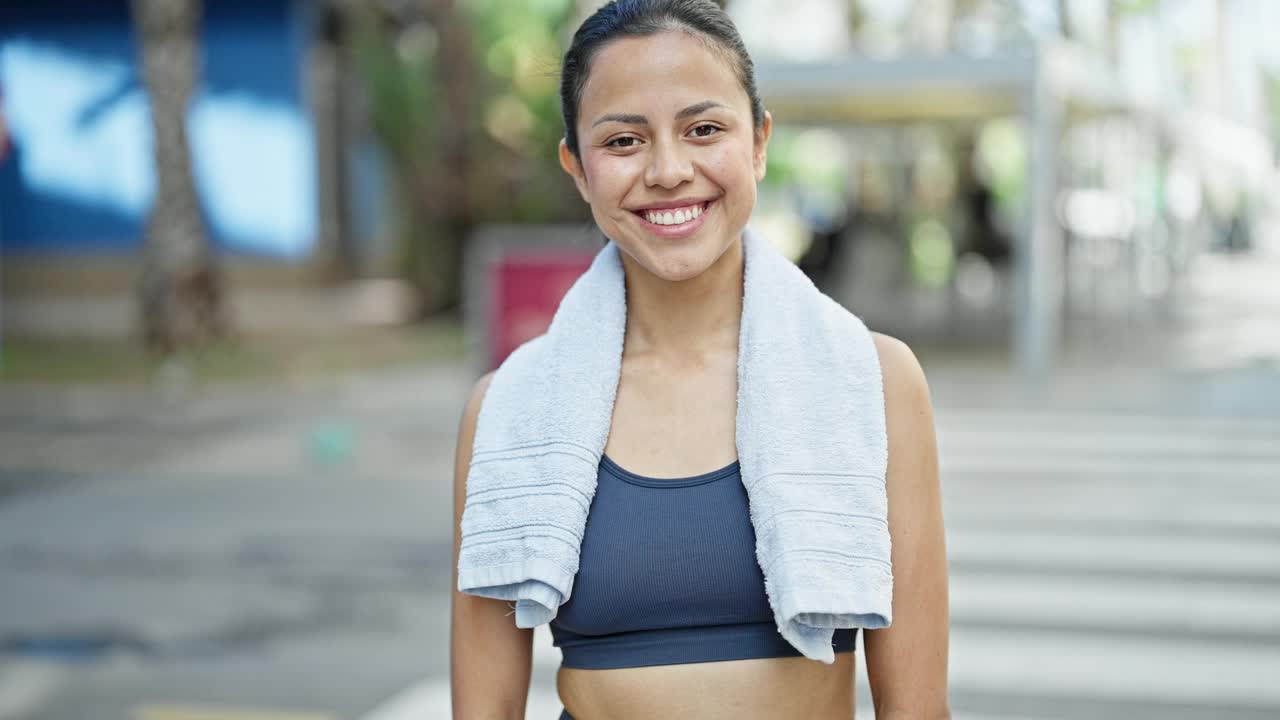 年轻漂亮的西班牙女人穿着运动服在街上讲话视频素材