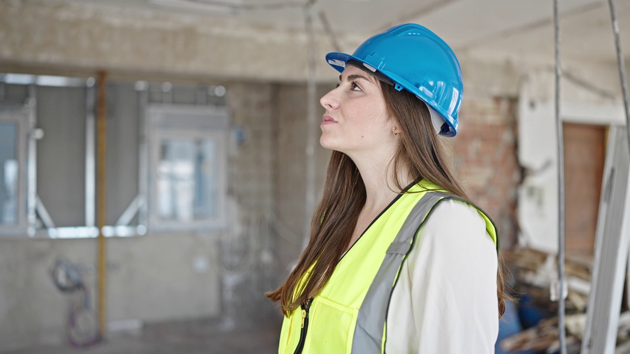 年轻美丽的西班牙女建筑工人在建筑工地呼吸视频素材