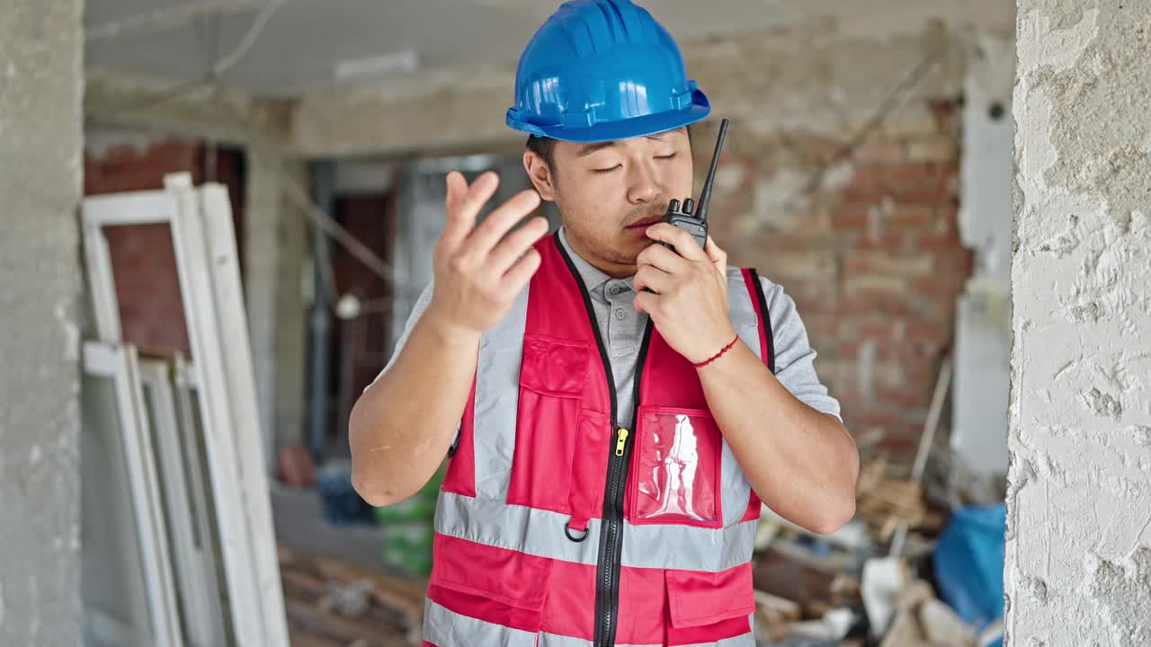 建筑工人在工地用对讲机讲话视频素材