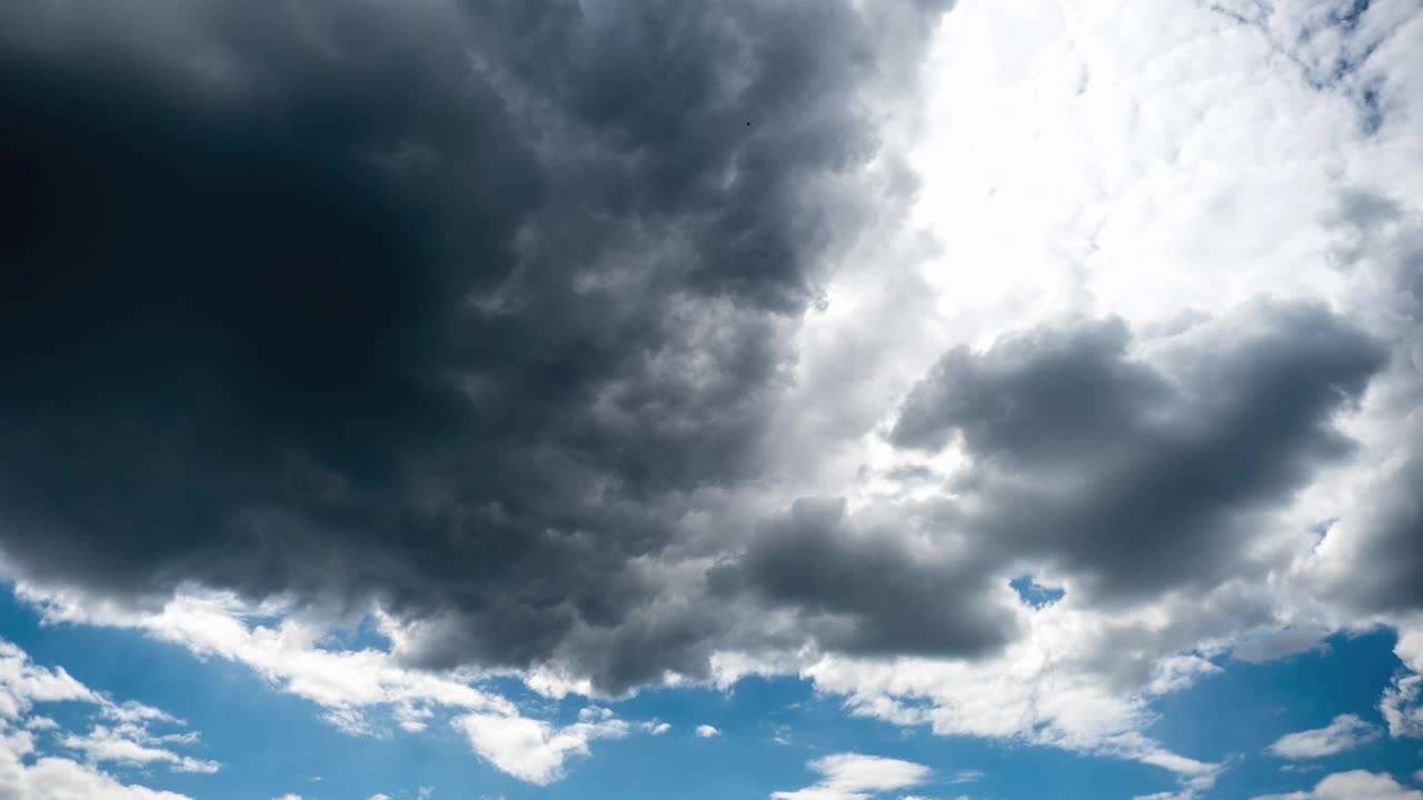 雨云在天空中移动，时间流逝视频素材