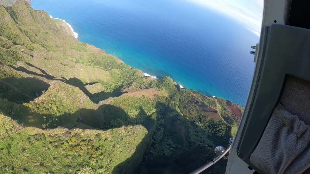 夏威夷考艾岛一架无门直升机上的风景视频素材