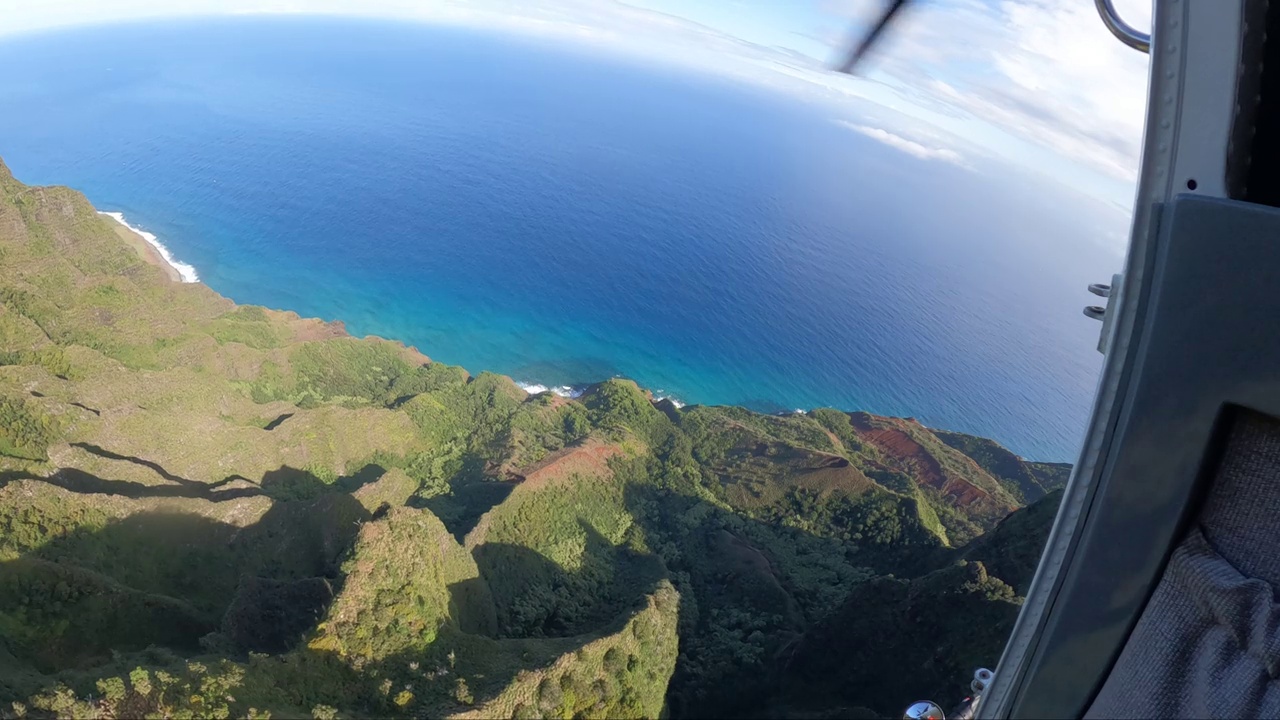 夏威夷考艾岛一架无门直升机上的风景视频下载