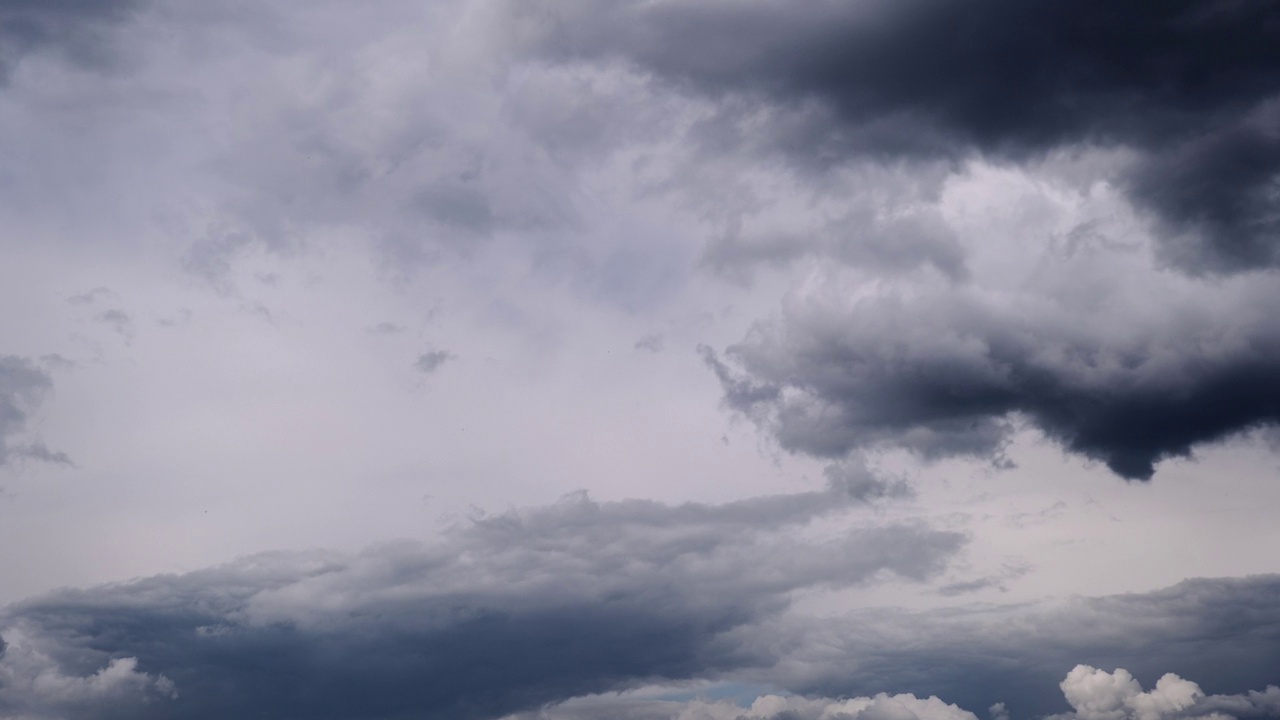 雨云在天空中移动，时间流逝视频素材