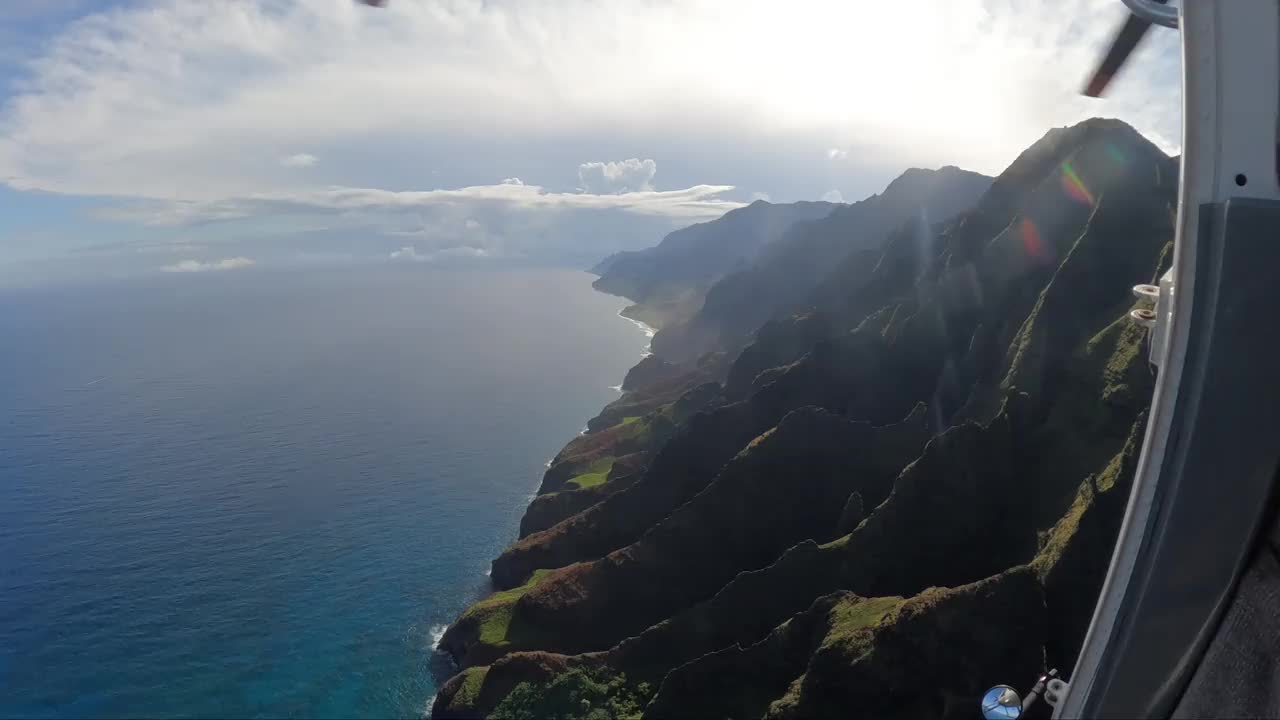 夏威夷考艾岛一架无门直升机上的风景视频下载