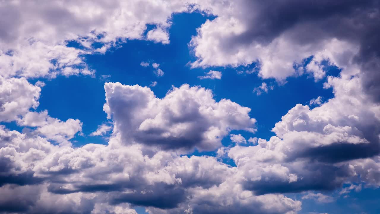 雨云在天空中快速移动，时间流逝视频素材