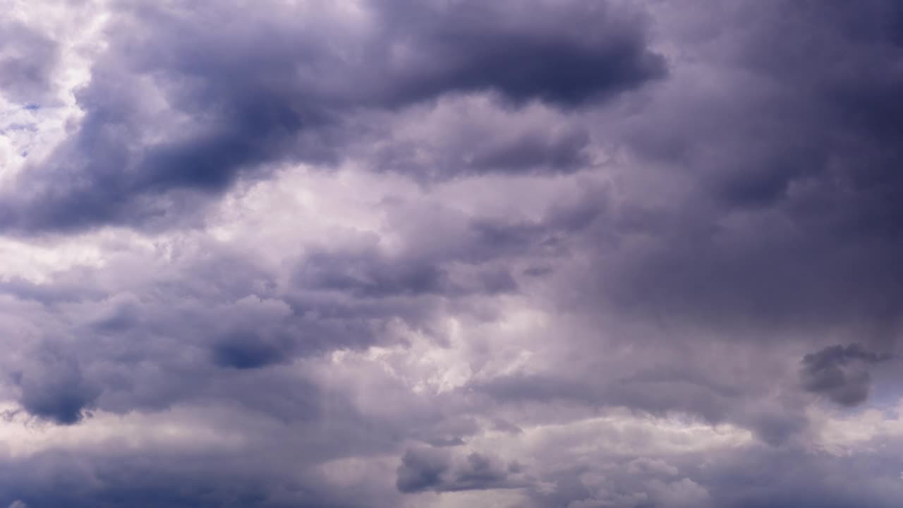 雨云在天空中移动，时间流逝视频素材