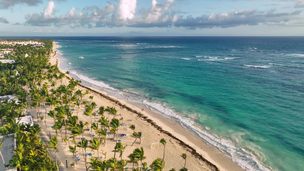 日出鸟瞰热带加勒比海和海滩度假胜地蓬塔卡纳，多米尼加，多米尼加共和国4K视频视频素材