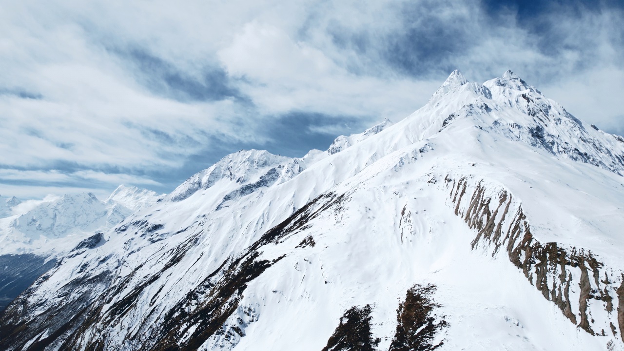 雪山尼泊尔一座覆盖着白雪的高山的顶峰视频素材