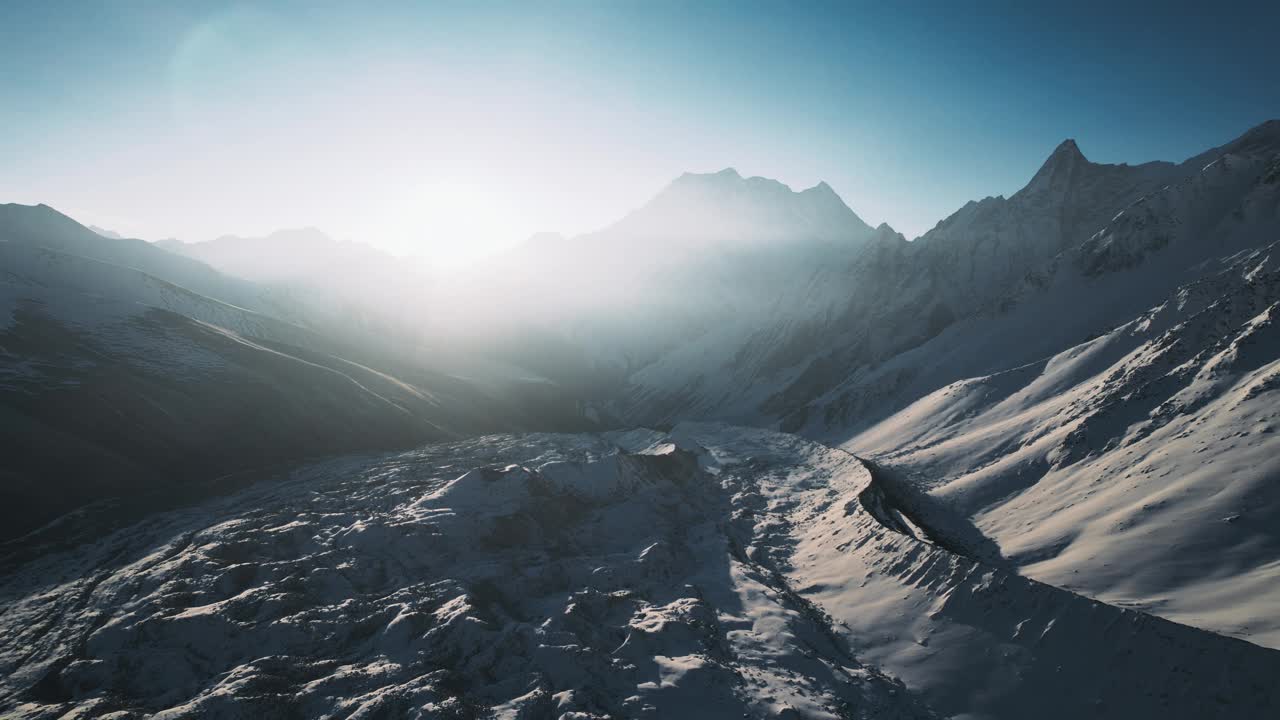 尼泊尔的一座雄伟的山，山顶覆盖着闪闪发光的雪。视频素材