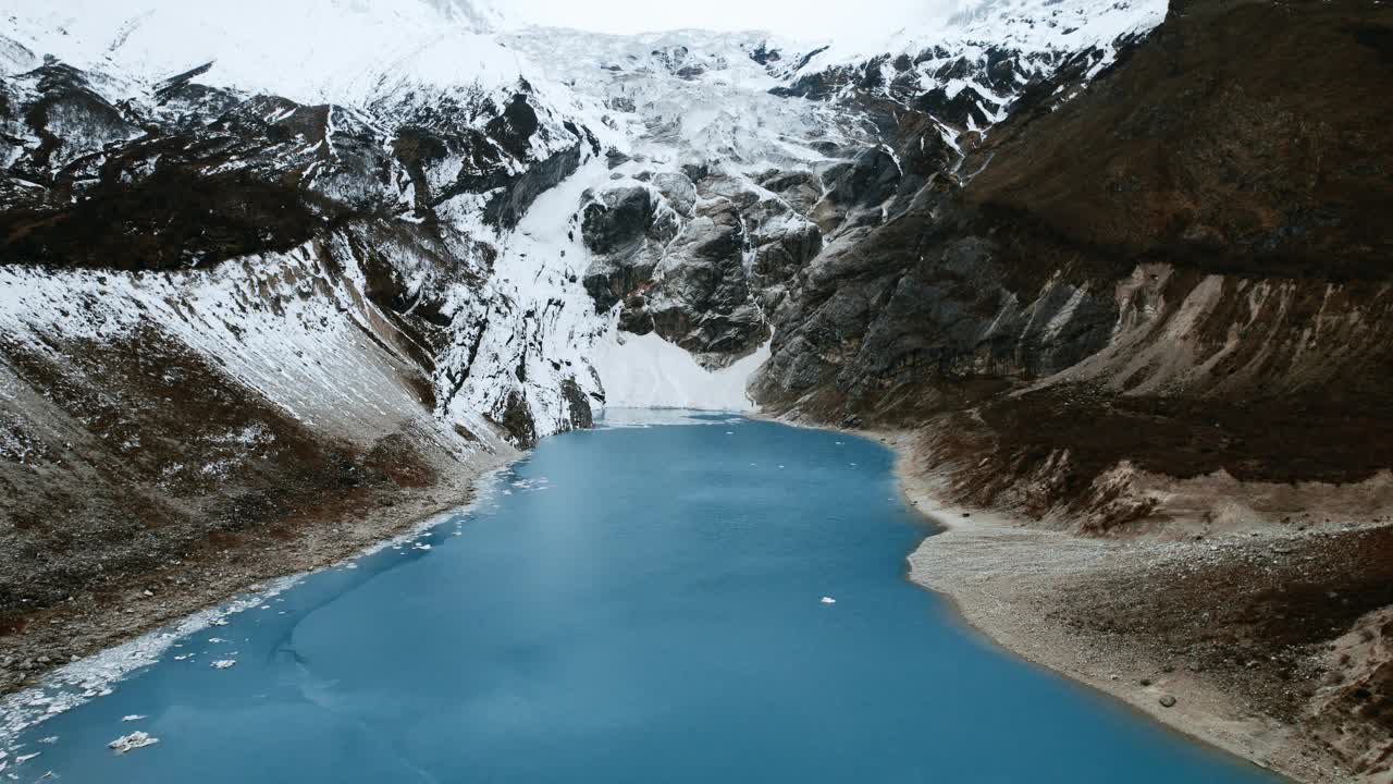 坐落在尼泊尔山脉雄伟的山峰之间，有一个高山湖泊视频素材