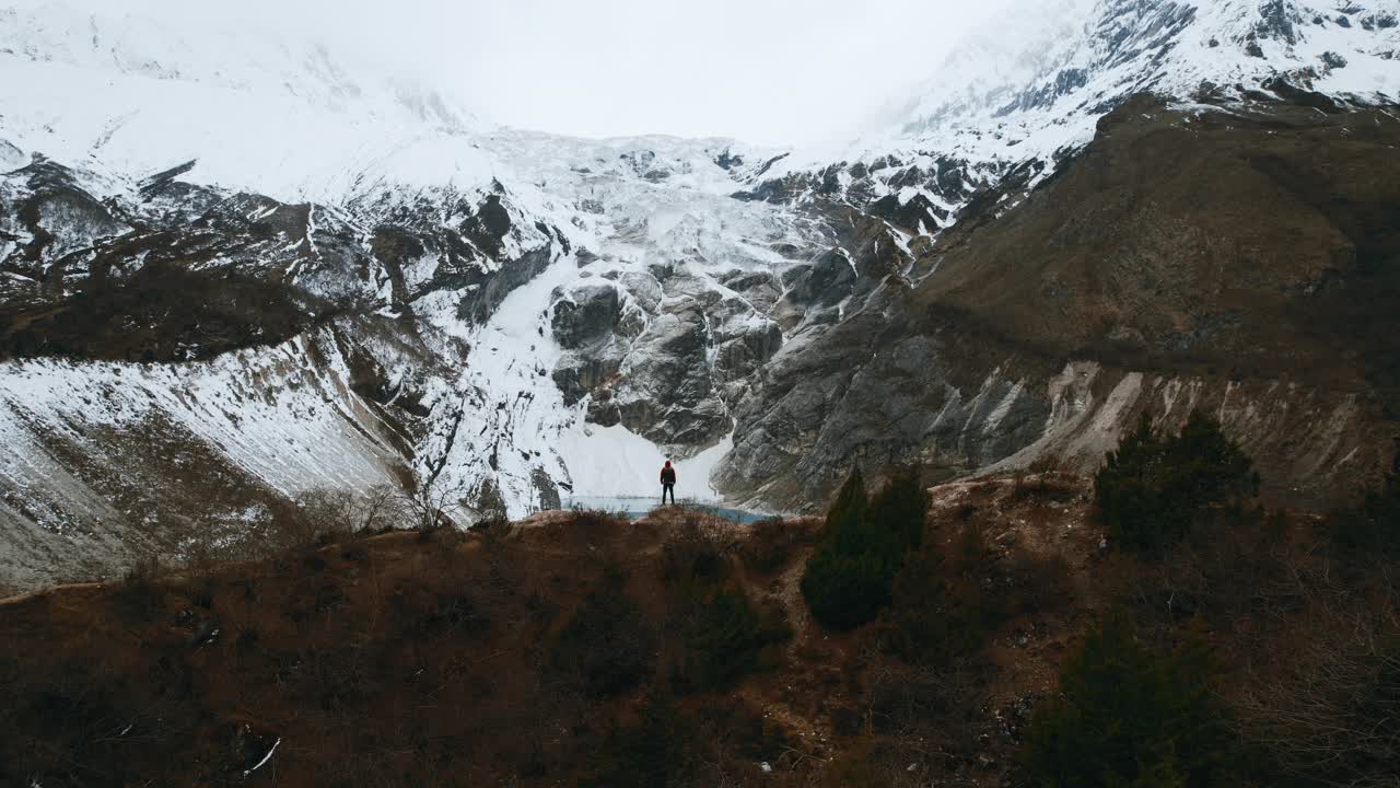 山脚下的山湖上的景观视频素材