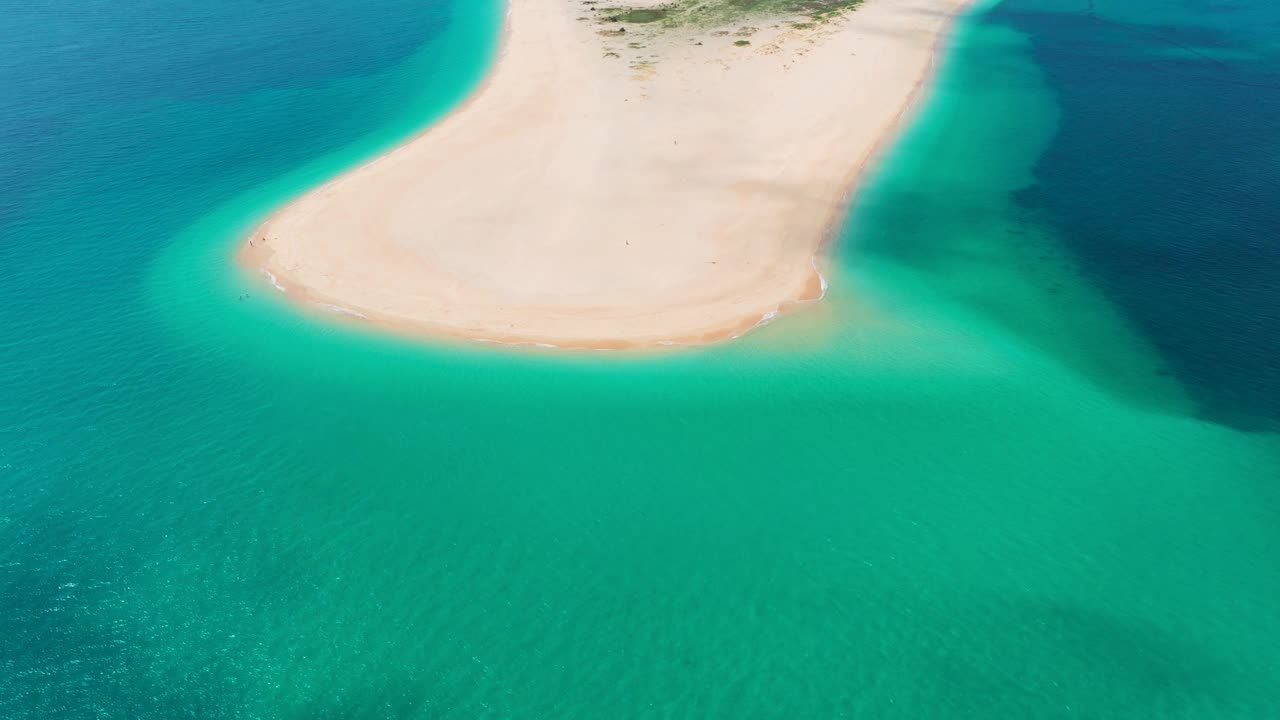 鸟瞰台湾澎湖白沙著名水上运动旅游胜地集北岛。视频素材