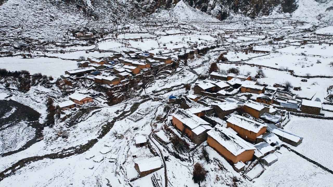 尼泊尔山区的一个小山村视频素材