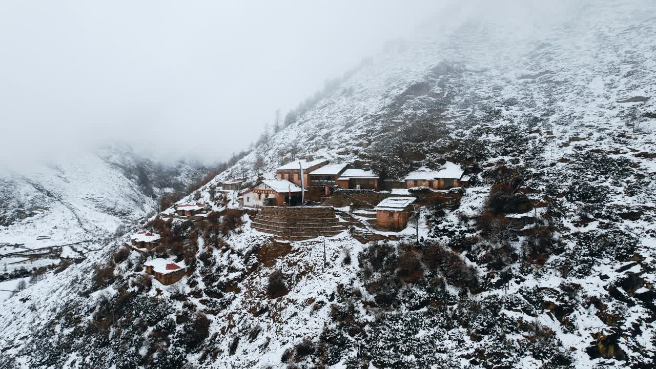 尼泊尔山区的一个小山村视频素材