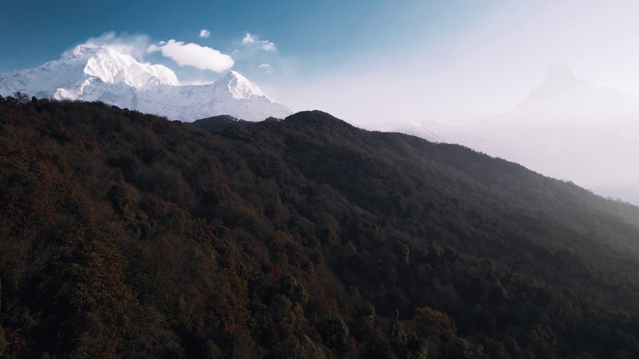 尼泊尔的山脉是一个迷人的奇观视频素材