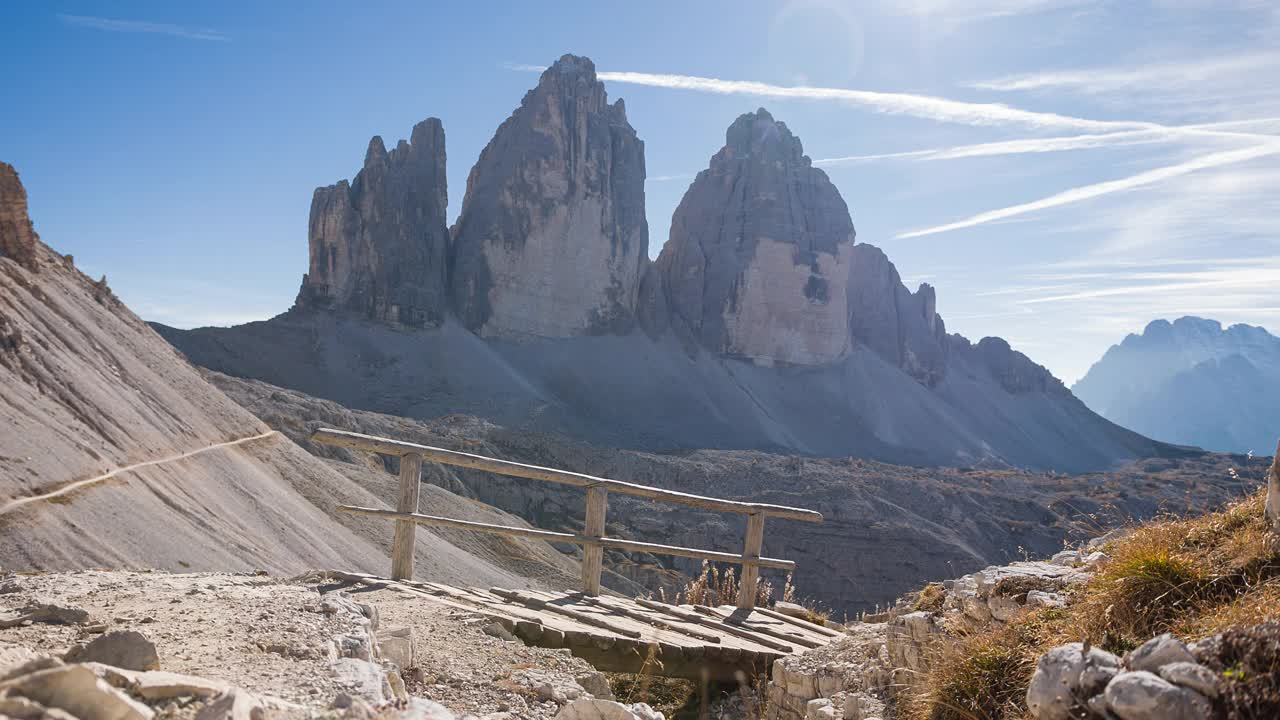 运动女性探索自然，在风景如画的山区徒步旅行视频素材