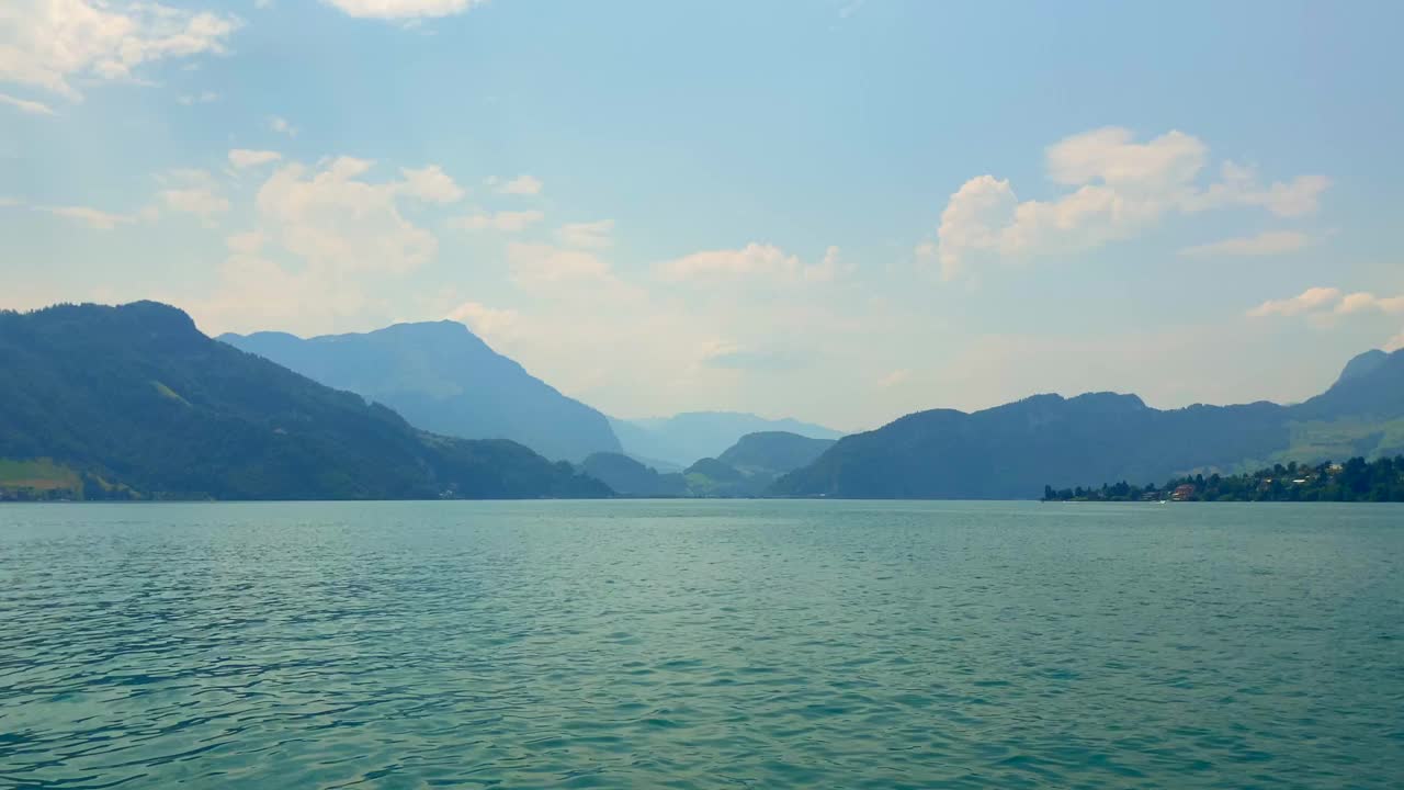 在卢塞恩的一个阳光明媚的夏日里，在卢塞恩湖与山景一起旅行视频素材