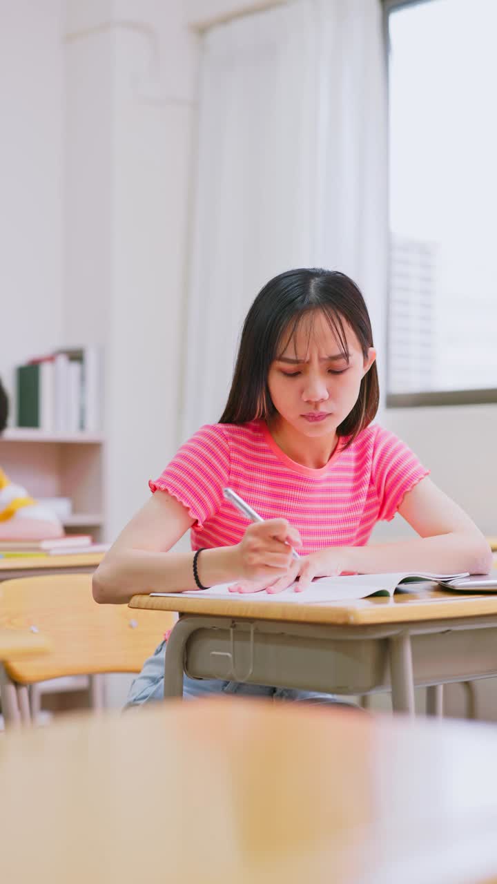 学生在课堂上帮助同学视频素材