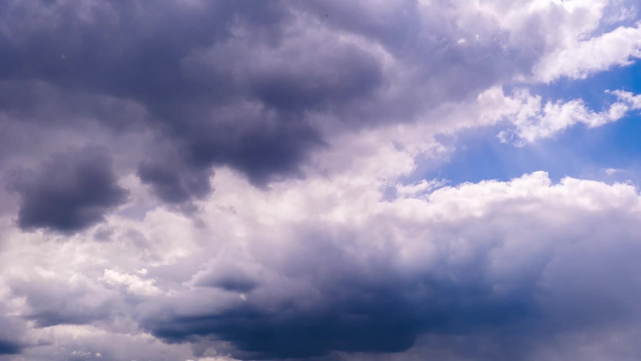 雨云在天空中移动，时间流逝视频素材