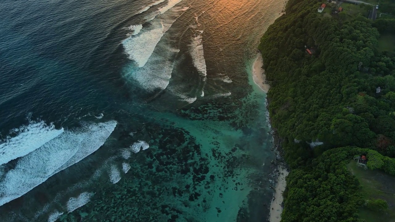 巴厘岛的海岸线有海洋和强大的RIP流。绿碗海滩鸟瞰图视频素材