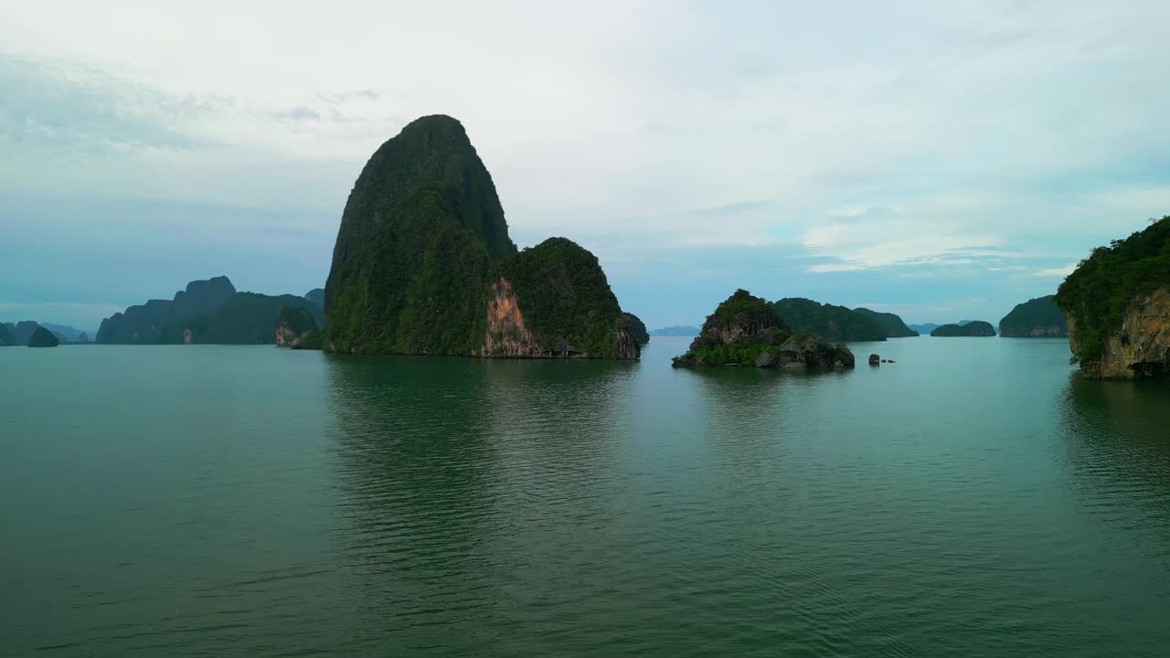 鸟瞰泰国攀牙省攀牙湾的群山、流入大海的海流和周围的绿色植物。视频素材