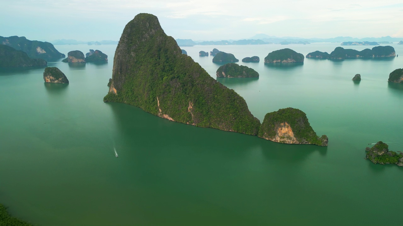 鸟瞰泰国攀牙省攀牙湾的群山、流入大海的海流和周围的绿色植物。视频素材