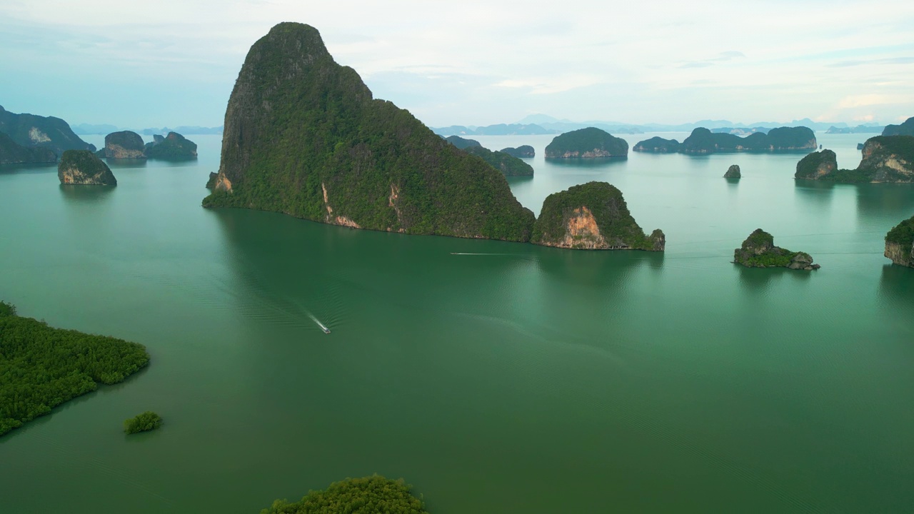 鸟瞰泰国攀牙省攀牙湾的群山、流入大海的海流和周围的绿色植物。视频素材