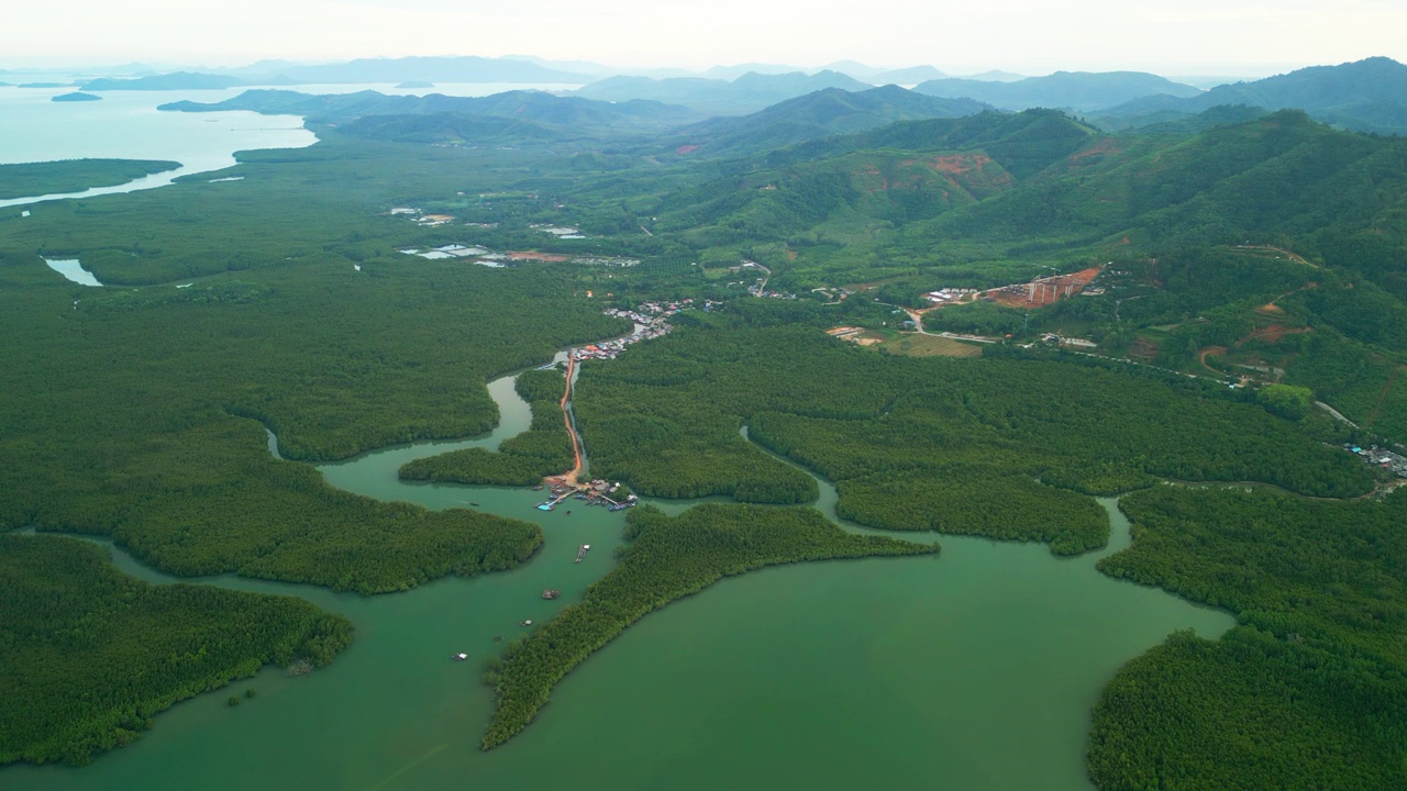 鸟瞰泰国攀牙省攀牙湾的群山、流入大海的海流和周围的绿色植物。视频素材