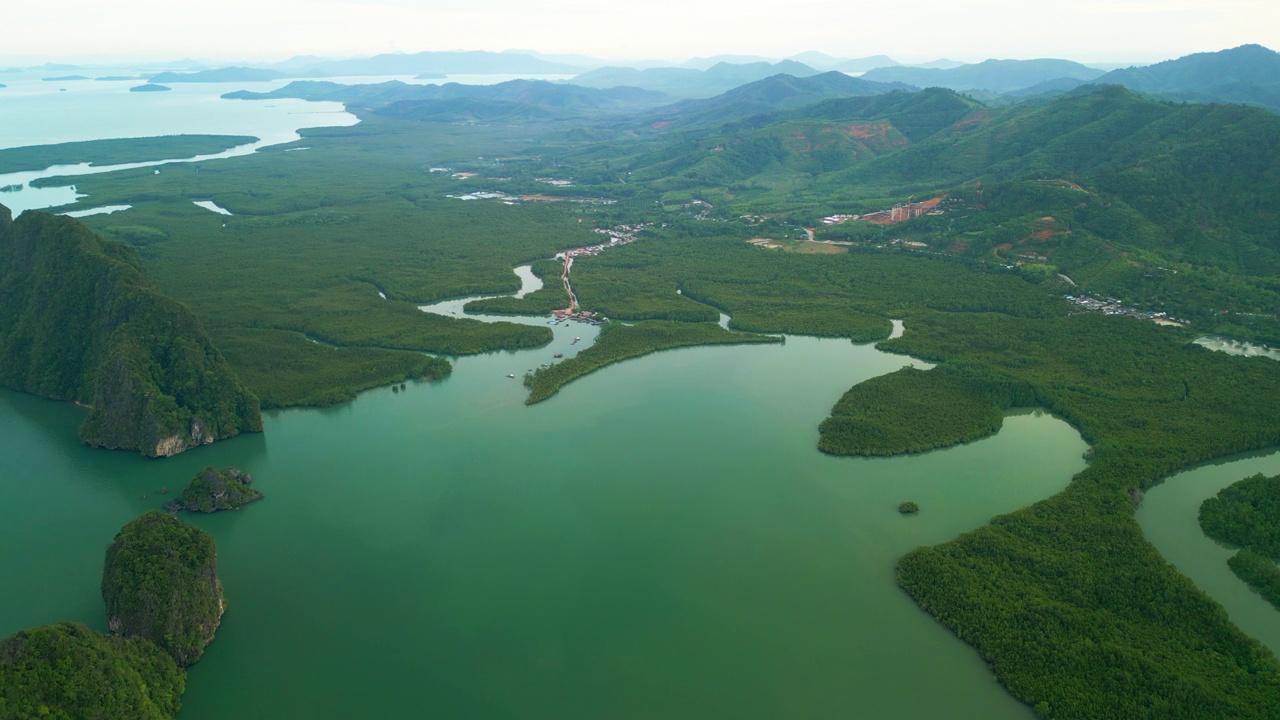 鸟瞰泰国攀牙省攀牙湾的群山、流入大海的海流和周围的绿色植物。视频素材