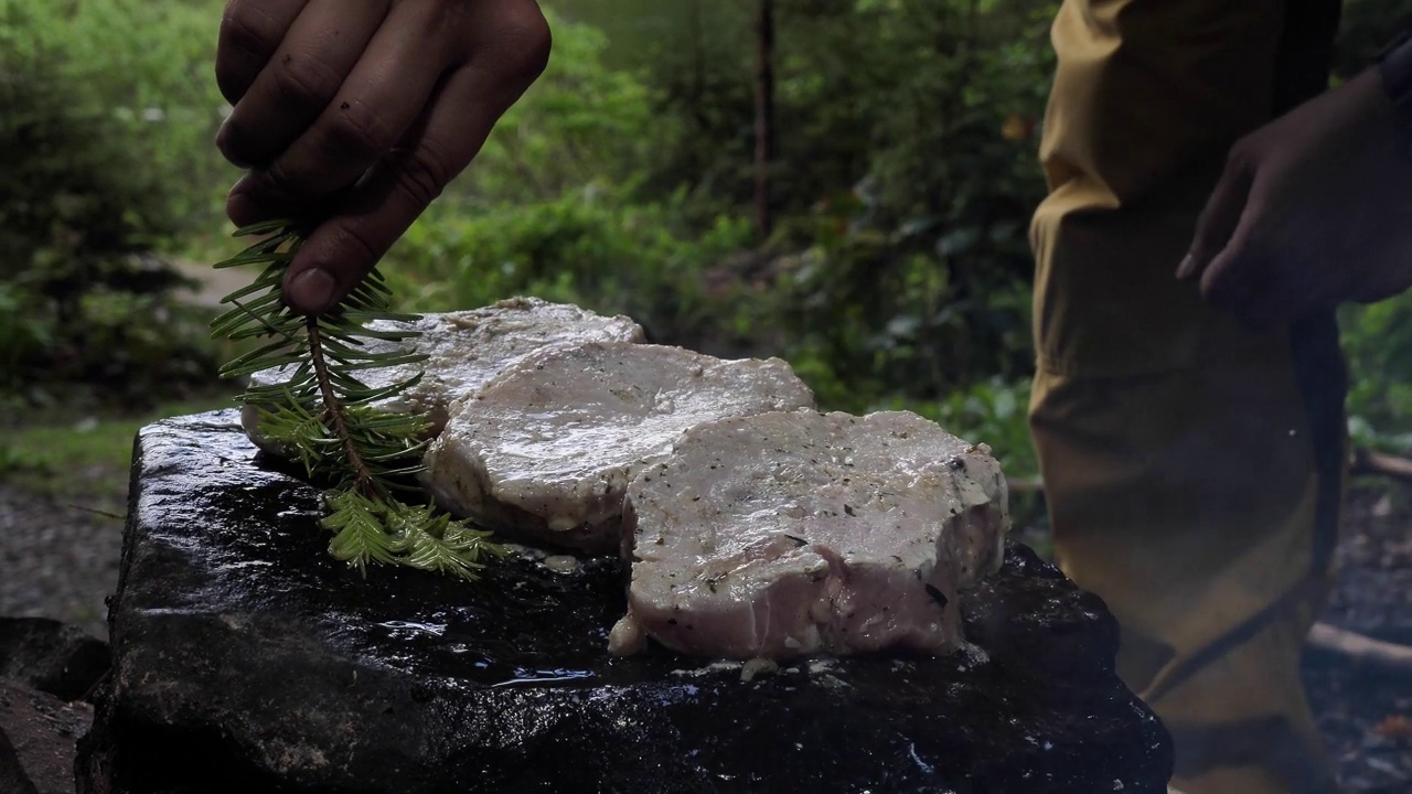 在森林里用石头烤牛排视频素材