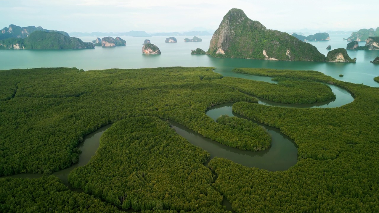 鸟瞰泰国攀牙省攀牙湾的群山、流入大海的海流和周围的绿色植物。视频素材