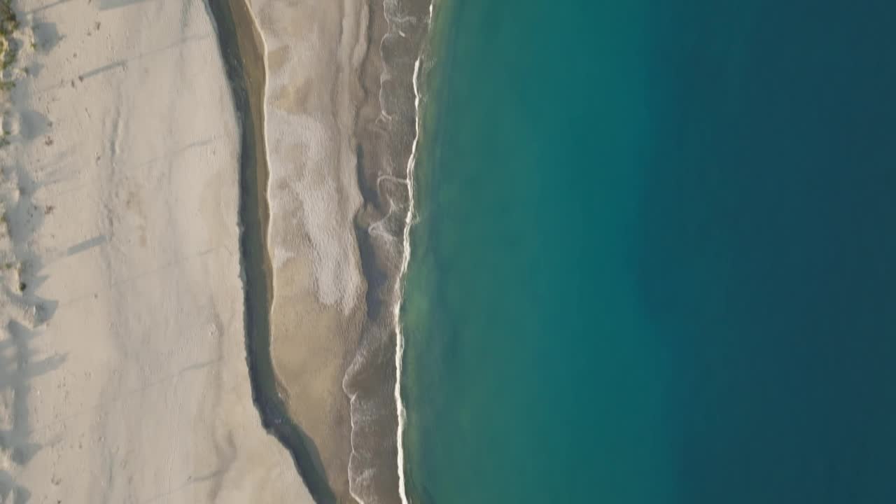 放松平静的海浪。鸟瞰图视频素材