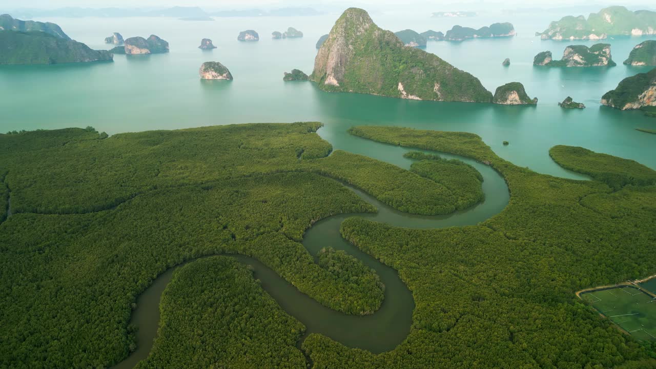 鸟瞰泰国攀牙省攀牙湾的群山、流入大海的海流和周围的绿色植物。视频素材