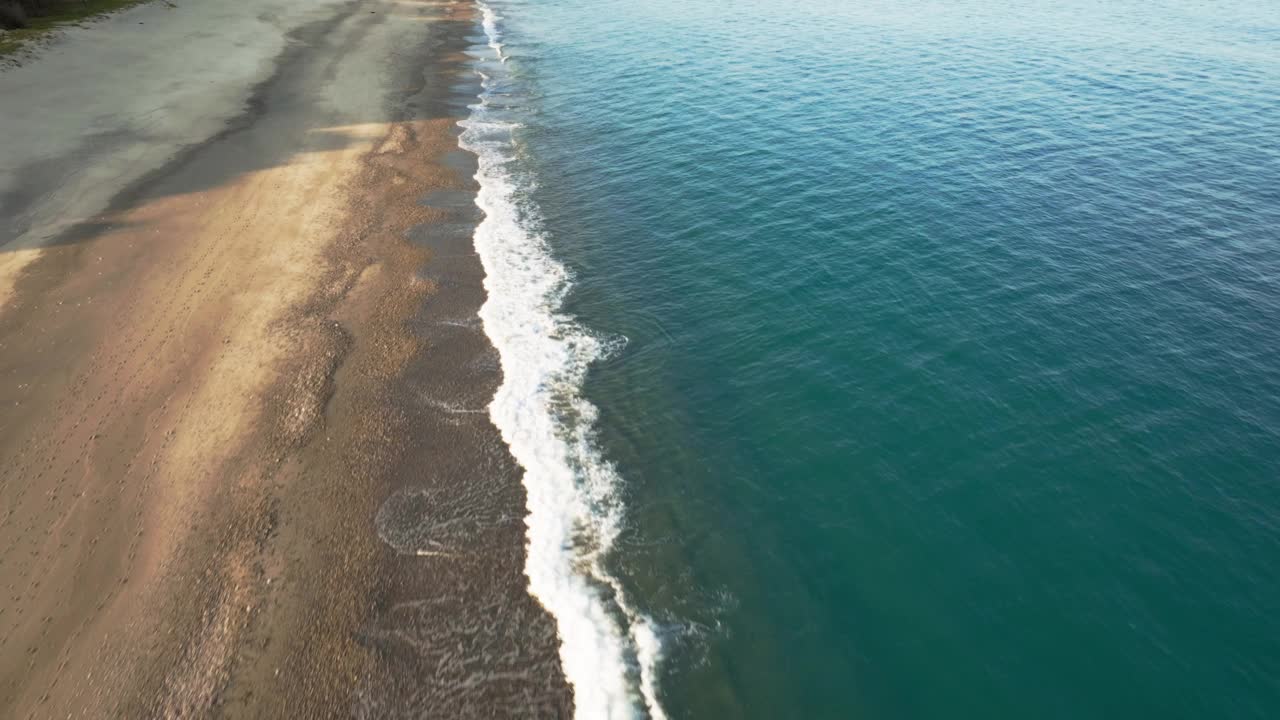 放松平静的海浪。鸟瞰图视频素材