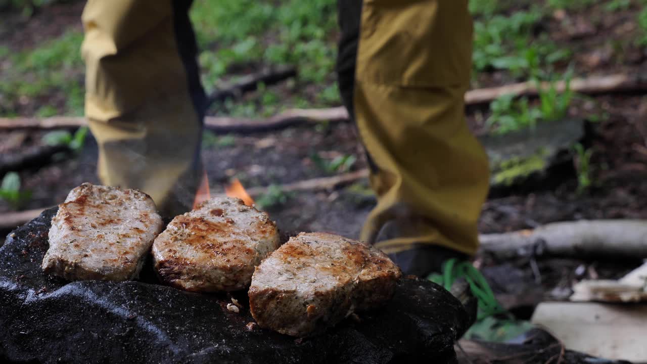 在森林里用石头烤牛排视频素材