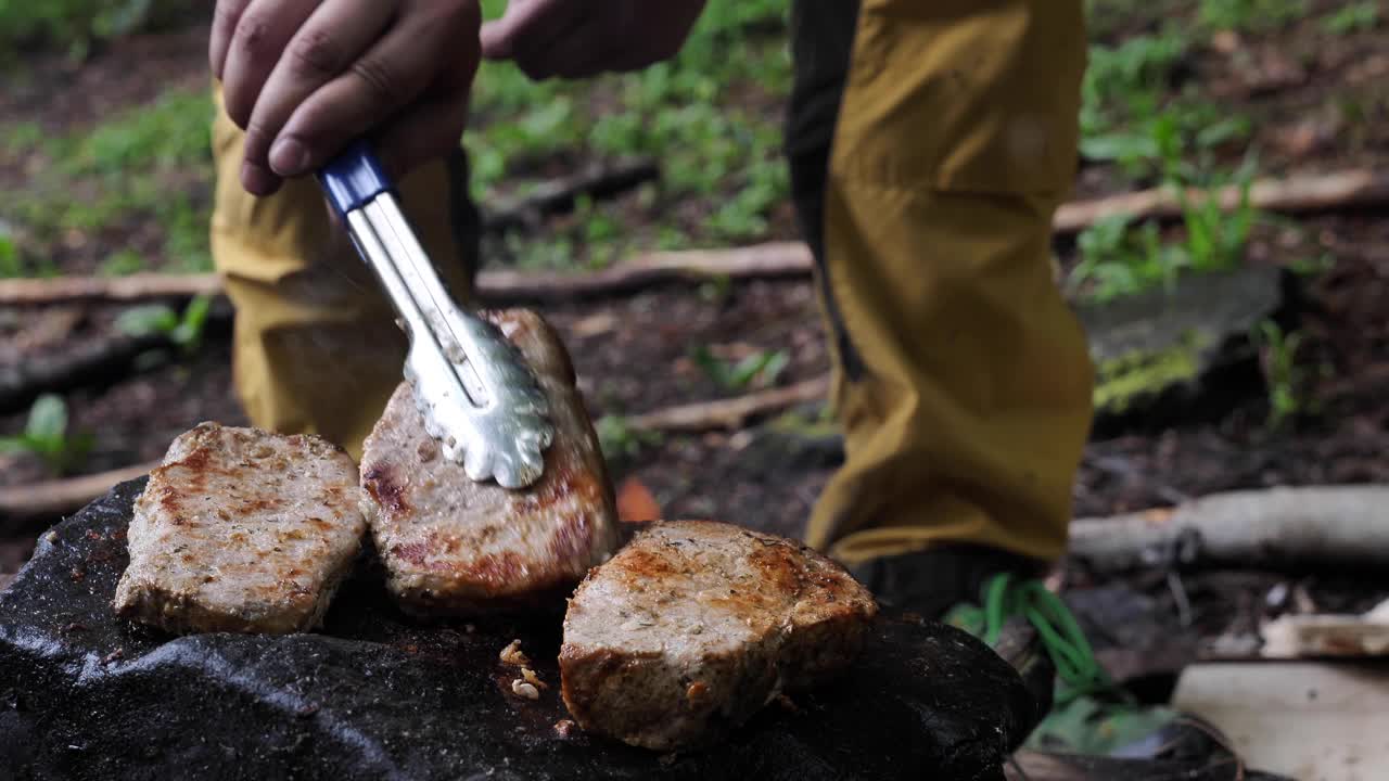 在森林里用石头烤牛排视频素材