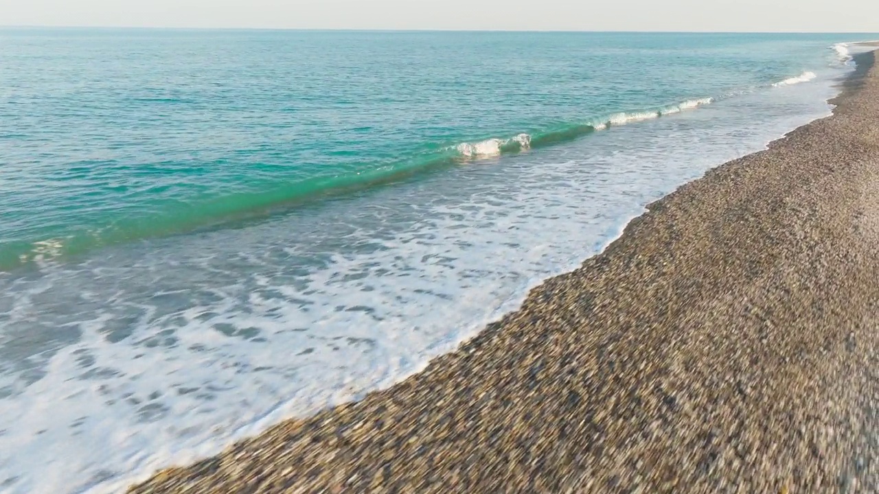 放松平静的海浪。视频素材